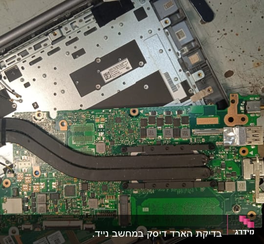לוח אם של מחשב נייד עם רכיבים אלקטרוניים
